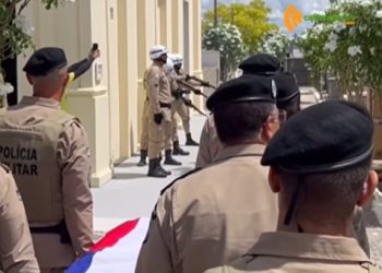 Alagoinhas – Velório com bandeira da Bahia sobre o caixão e honras militares no cemitério marcaram a despedida do soldado Nascimento