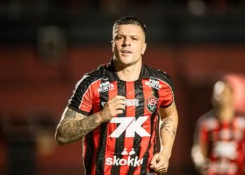 Vitória usa força máxima, goleia o Juazeirense e entra no G-4 do Baianão