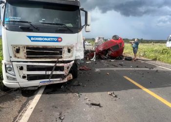 Cinco pessoas da mesma família morrem após acidente entre carro e caminhão na BR 135