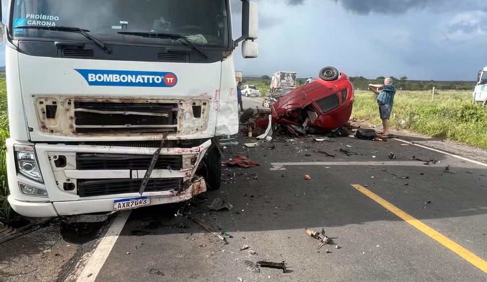 Cinco pessoas da mesma família morrem após acidente entre carro e caminhão na BR 135