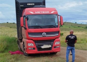 Mulher morre atropelada pelo próprio marido durante manobra de carreta dentro de fazenda