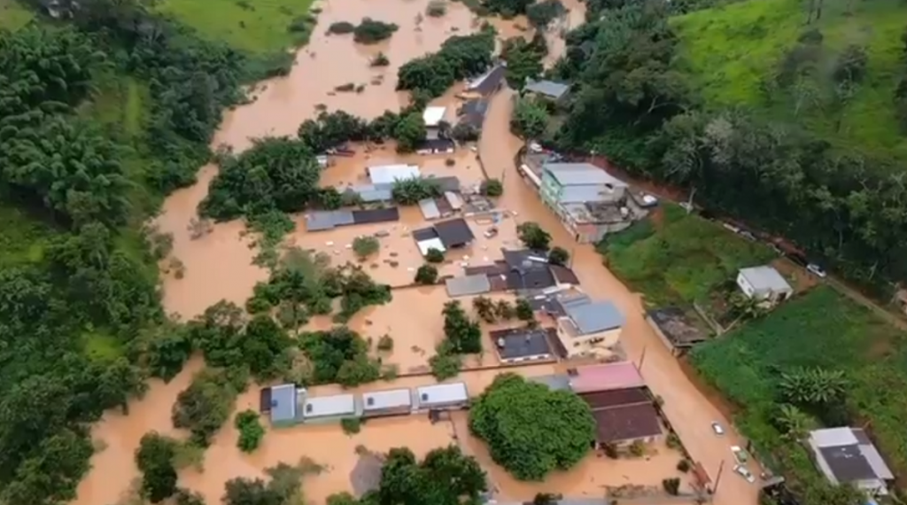 Imagens aéreas mostram como ficou cidade mineira após temporal
