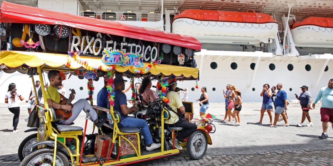 Maior cruzeiro da temporada chega a Salvador e passageiros são recebidos em clima de Carnaval