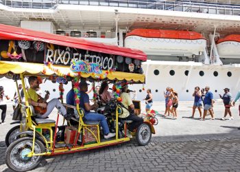 Maior cruzeiro da temporada chega a Salvador e passageiros são recebidos em clima de Carnaval