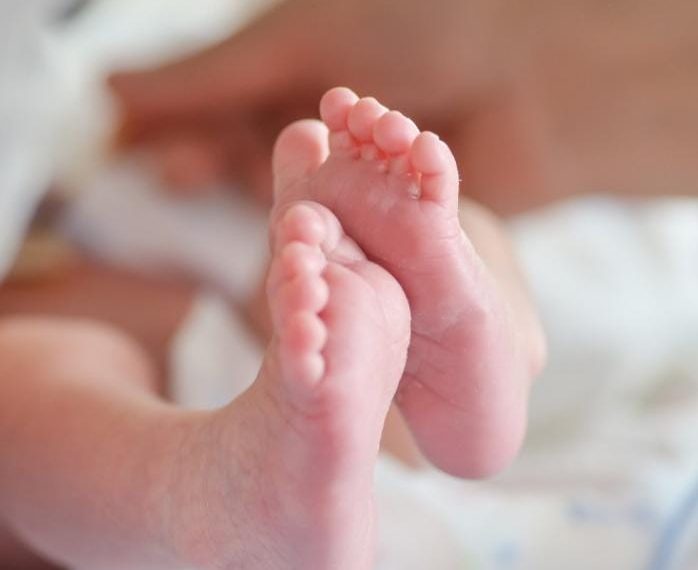 Bebê de 11 dias morre em São Domingos; mãe teria dormido acidentalmente sobre a criança e Polícia Civil investiga