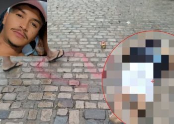 Jovem é morto a tiros em via pública e criminos escrevem as inciais de facção criminosa ao lado do corpo