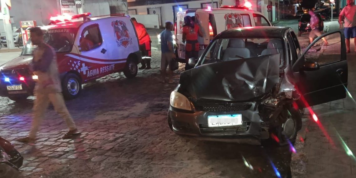 Coité – Colisão envolvendo dois carros em cruzamento próximo aos postos de combustíveis deixa feridos