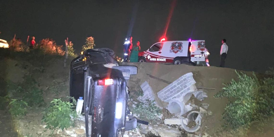 Motorista perde controle de Hilux e tomba veículo na BA-409