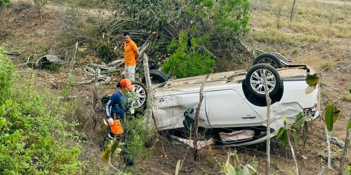 Carro que saiu de São Domingos para Feira de Santana capota na BR 324, região de Vila Aparecida
