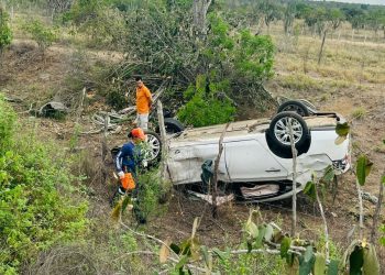 Carro que saiu de São Domingos para Feira de Santana capota na BR 324, região de Vila Aparecida