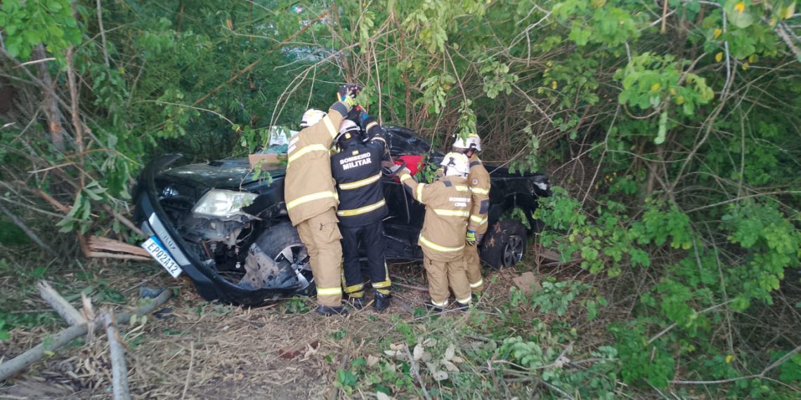 Condutor morre após capotamento de Hilux na Linha Verde, em entrada para o Baixio