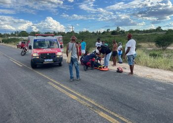 Mulher e filha ficam feridas em acidente envolvendo motocicleta na BA 120