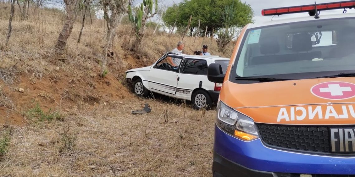 Carro sai da pista e desce ribanceira na BA-120; casal é socorrido pela Brigada Anjos Jacuipenses