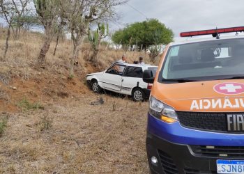 Carro sai da pista e desce ribanceira na BA-120; casal é socorrido pela Brigada Anjos Jacuipenses