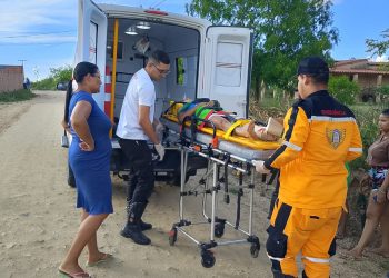 Adolescente sofre fratura exposta após queda de moto em povoado; irmão também fica ferido