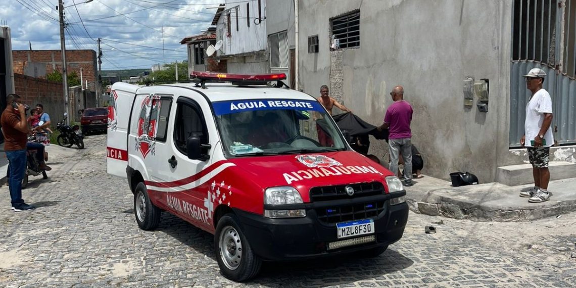 Jovem sofre fraturas expostas de tíbia e fíbula após colisão envolvendo carro e moto em Coité