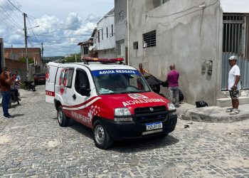 Jovem sofre fraturas expostas de tíbia e fíbula após colisão envolvendo carro e moto em Coité