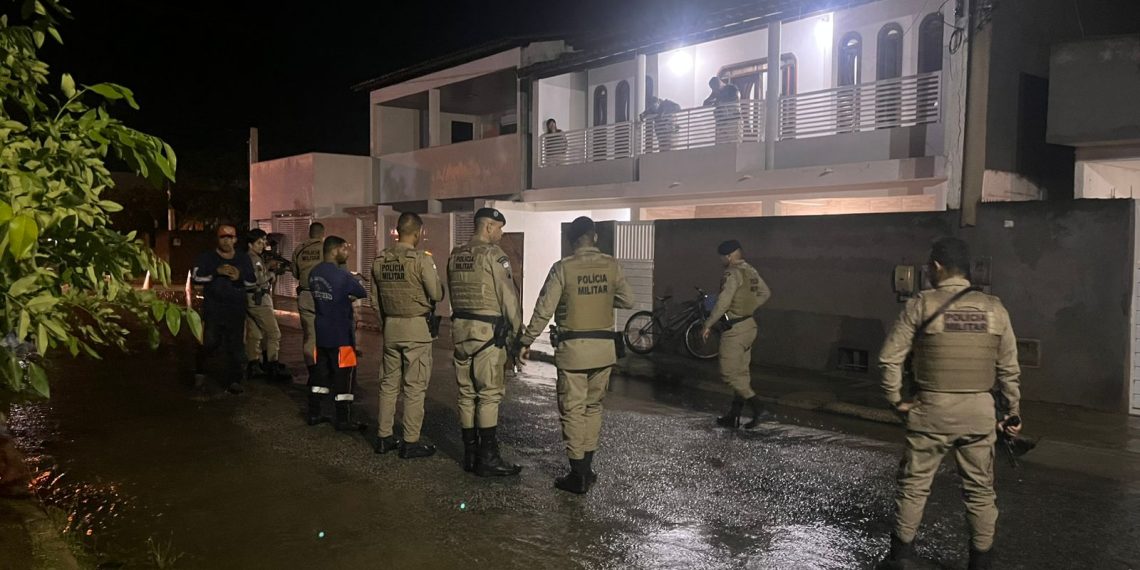 Clima de tensão: homem em surto psicótico em posse de uma faca ameaçava uma criança e uma idosa
