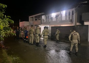 Clima de tensão: homem em surto psicótico em posse de uma faca ameaçava uma criança e uma idosa