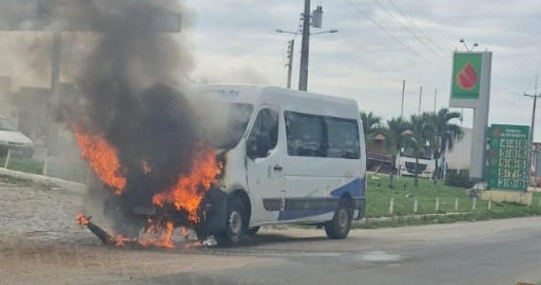Van pertencente a Secretaria de Saúde de Nova Fátima pega fogo próximo a posto de combustível em Valente