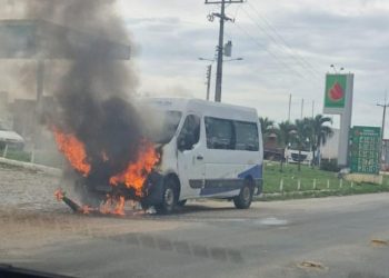 Van pertencente a Secretaria de Saúde de Nova Fátima pega fogo próximo a posto de combustível em Valente