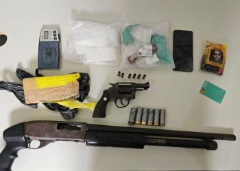 Dupla é presa com armas, drogas e material do tráfico em Chapada de Riachão do Jacuípe