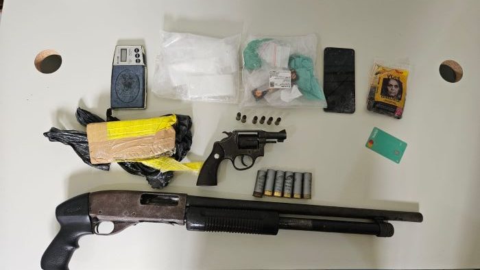 Dupla é presa com armas, drogas e material do tráfico em Chapada de Riachão do Jacuípe
