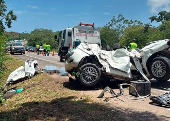 Capotamento na Estrada do Coco deixa quatro mortos e um ferido grave