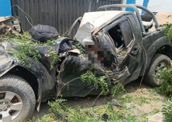 Após capotar, Frontier colide contra árvore na BA-393 e duas pessoas morrem