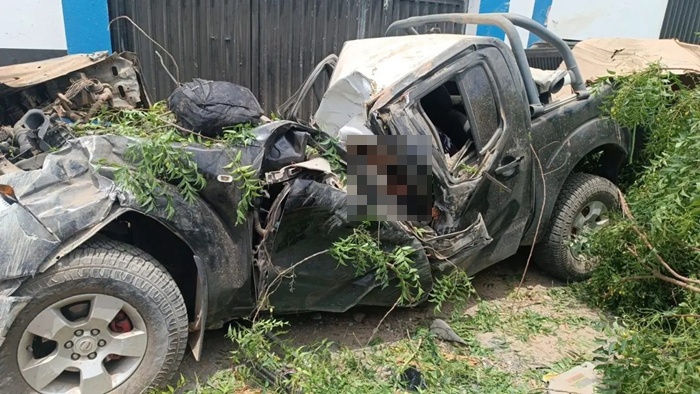 Após capotar, Frontier colide contra árvore na BA-393 e duas pessoas morrem