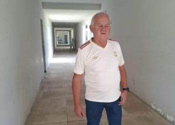 Condenado, ex-prefeito cumpre pena como vigia de escola