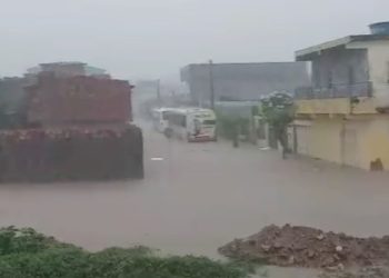 Grande volume de chuva volta a inundar ruas e imóveis na cidade de Araci