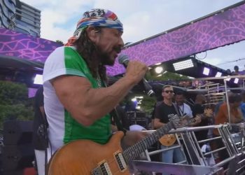 Bell Marques compra por R$ 2 mil toda a bebida de ambulante que teve tampa de isopor quebrada no carnaval de Salvador