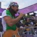 Bell Marques compra por R$ 2 mil toda a bebida de ambulante que teve tampa de isopor quebrada no carnaval de Salvador