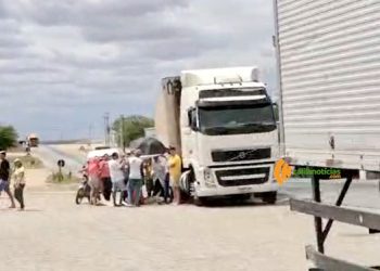 Carreteiro fica gravemente ferido após ser prensado pelo próprio veículo na BR-324, em Vila Aparecida