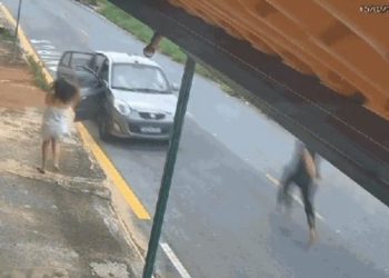 MG – Você viu? Barbeiro pula em carro desengatado e salva crianças