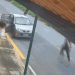 MG – Você viu? Barbeiro pula em carro desengatado e salva crianças