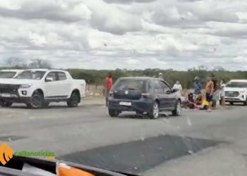 Casal fica ferido após colisão entre moto e carro na BR-324, no contorno de Pé de Serra