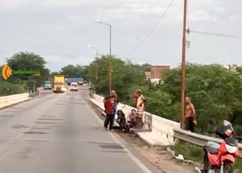 Idoso de 75 anos tem ferimentos graves após motocicleta que pilotava ser atingida por carreta