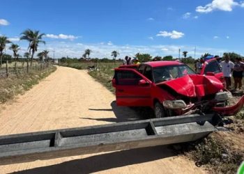 Homem morre após colisão de carro com poste de rede elétrica às margens de estrada vicinal