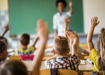 Brasil registra queda de 1 milhão de alunos na educação básica, maior recuo em duas décadas