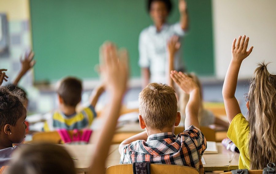 Brasil registra queda de 1 milhão de alunos na educação básica, maior recuo em duas décadas