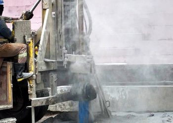 Escassez de água força Prefeitura de Riachão do Jacuípe contratar empresa para perfurar poço no Estádio Eliel Martins