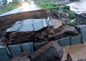 Forte temporal provoca correnteza, destrói ponte e interdita BA-046 em Iaçu