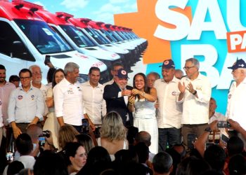 Prefeita de Araci é escolhida para receber a chave do SAMU das mãos de Lula durante ato do Novo PAC Saúde, em Salvador