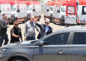 Prefeita de Araci é escolhida para receber a chave do SAMU das mãos de Lula durante ato do Novo PAC Saúde, em Salvador