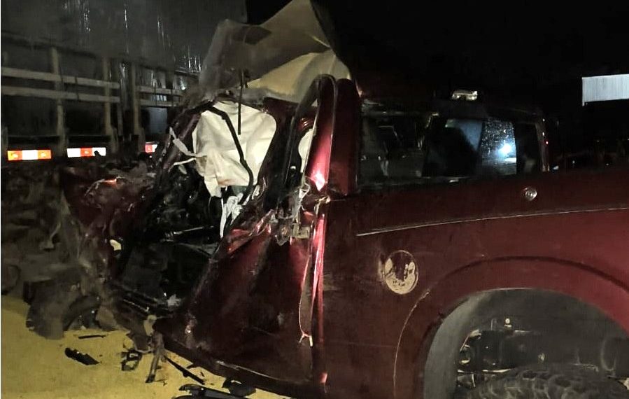 Motorista de Dodge Ram morre após colisão com carreta na BR 242