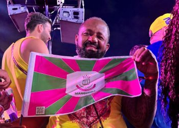 Professor coiteense realiza sonho de assistir desfile da Mangueira na Sapucaí, no ano do seu cinquentenário