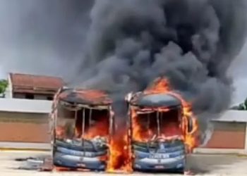 Incêndio atinge três ônibus da Cidade Sol dentro de garagem em Irecê