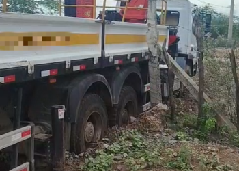 Caminhão furtado atola após percorrer cerca de 100 metros e suspeito abandona veículo